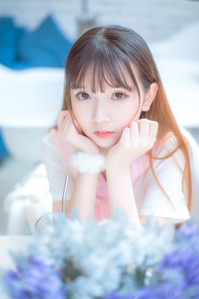 在这城市里，我相信一定会有那麽一个人，想着同样的事情，怀着相似的频率，在某站寂寞的出口，安排好了与我相遇。